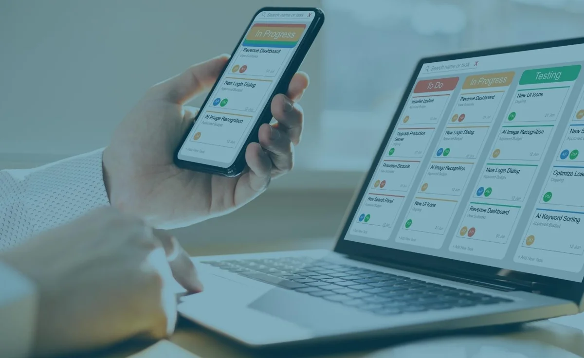 Celular e computador com uma agenda de horários